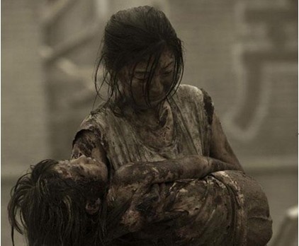 《唐山大地震》中母亲抱着"已过世"的女儿悲痛欲绝