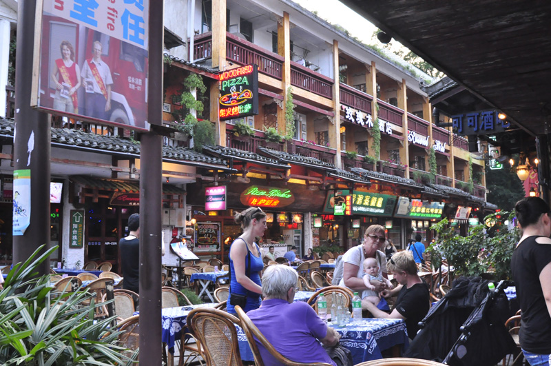 阳朔西街的老外们