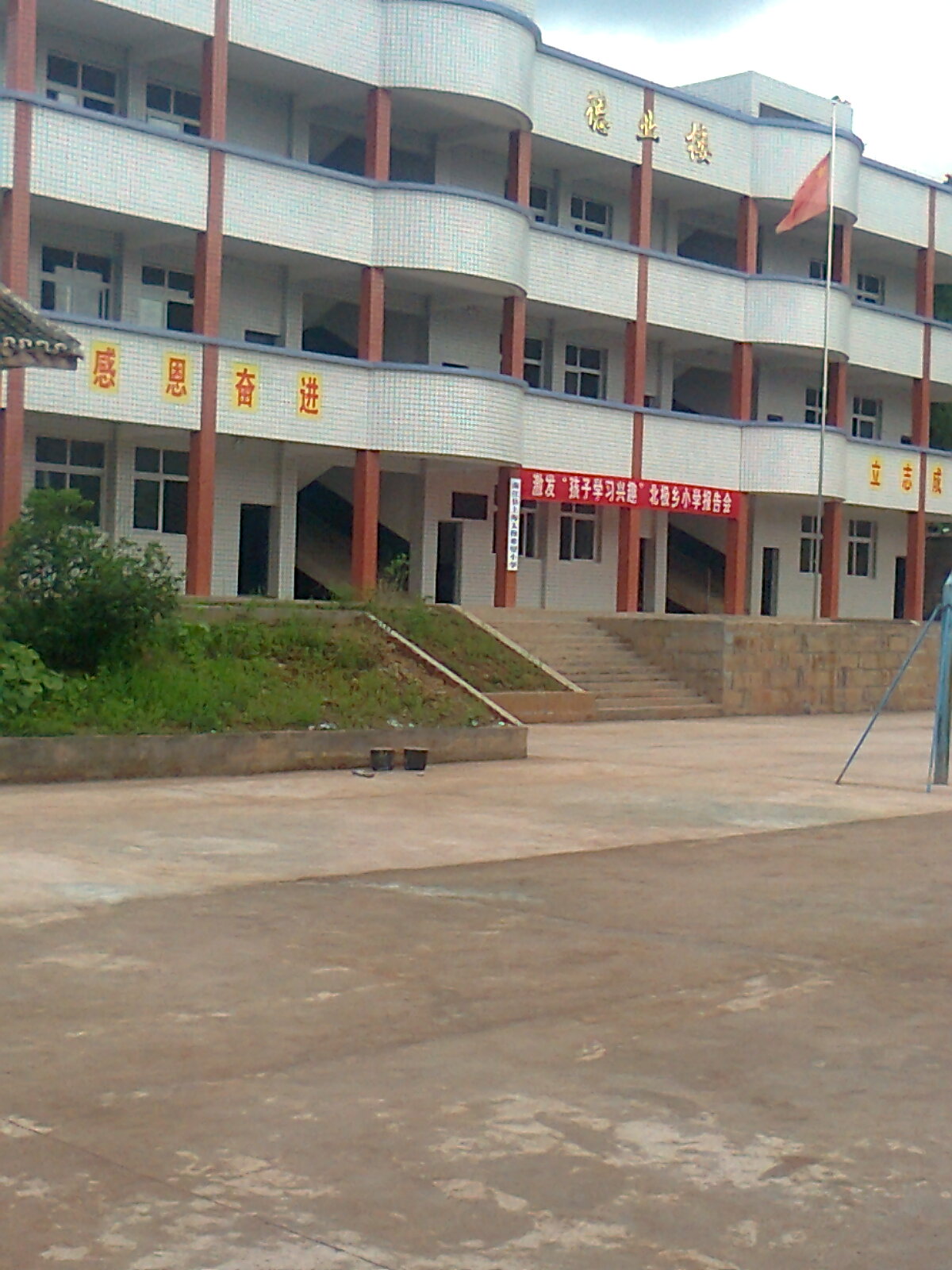 南江县北极乡小学新面貌