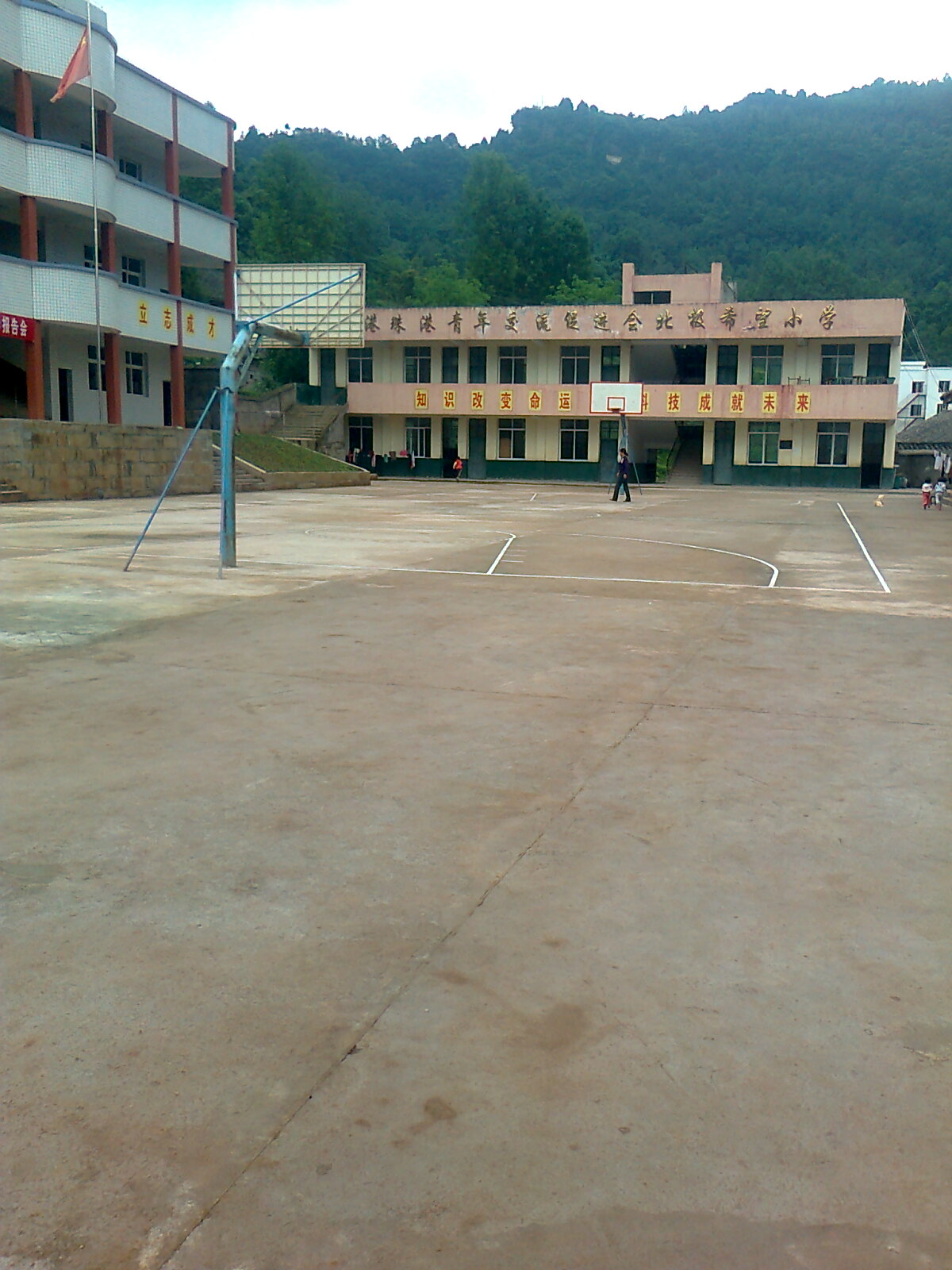 南江县北极乡小学新面貌