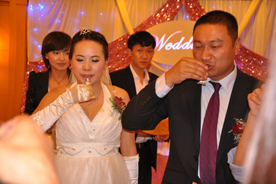 昆明一古寺方丈还俗与26岁女老板完婚(图)