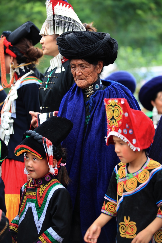 走進五彩大涼山大涼山的彝族奶奶