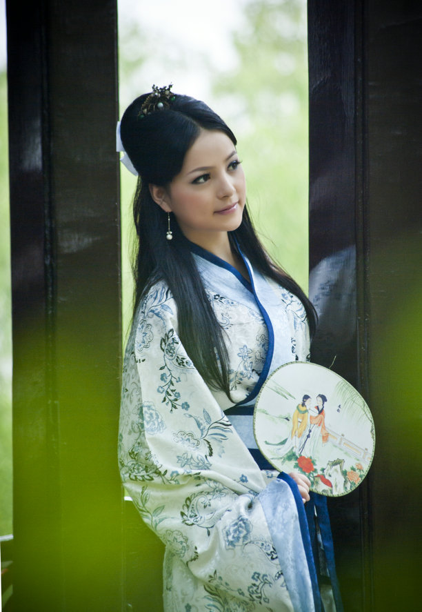 云霓衣裳汉家女