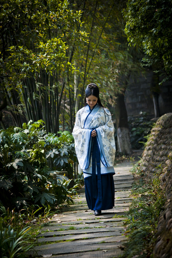 云霓衣裳汉家女