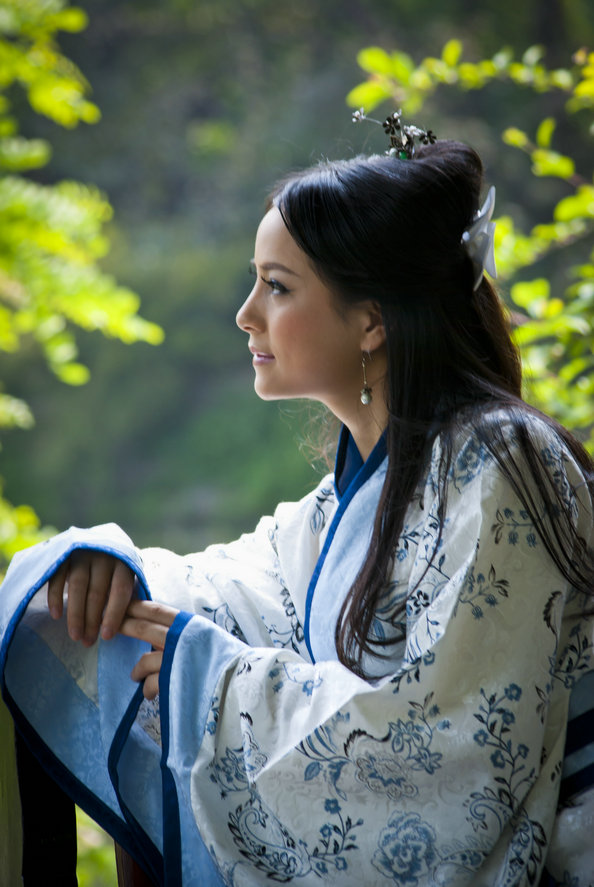 云霓衣裳汉家女