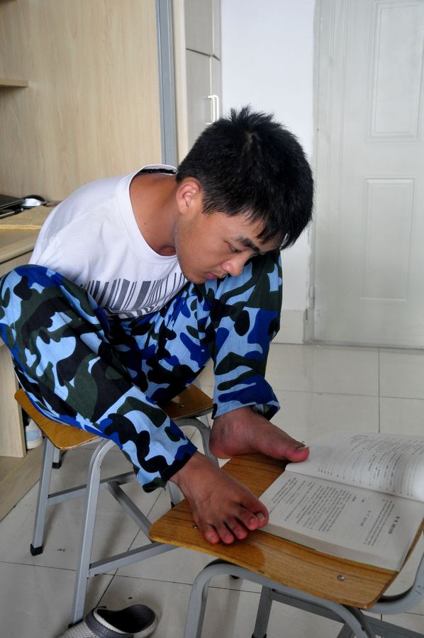 飞得更高一名无臂青年大学生活的一天