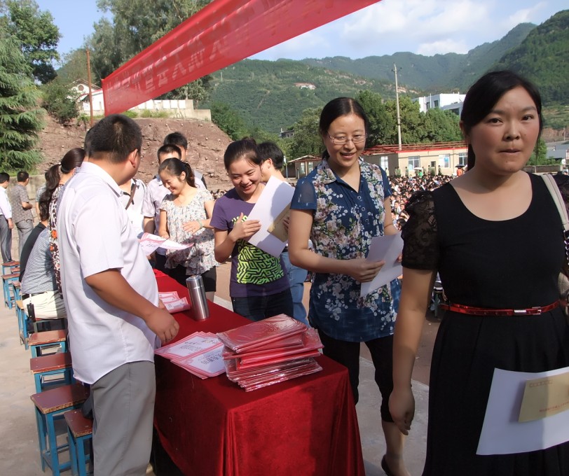 南江四中:隆重举行新学期开学典礼