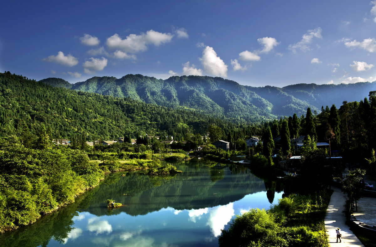 峨眉山龙洞湖风光