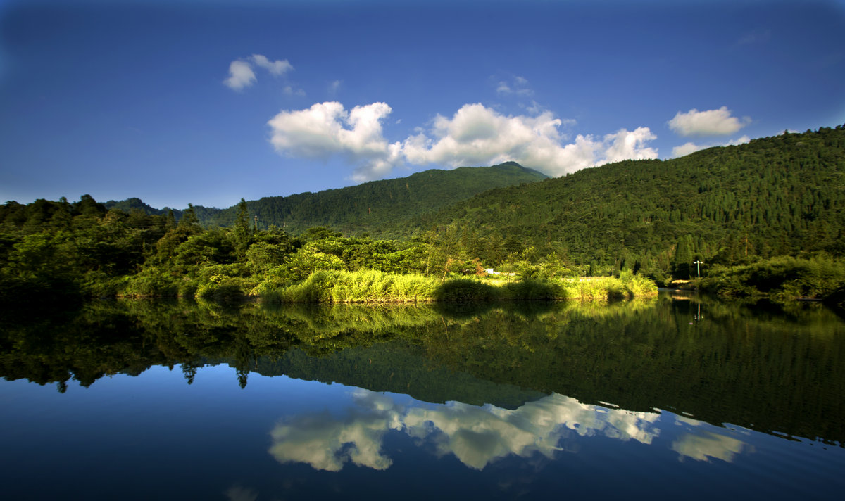 峨眉山龙洞湖风光