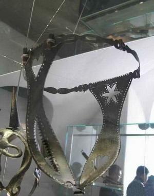 这种铁裤衩即为古代女子的贞洁带.