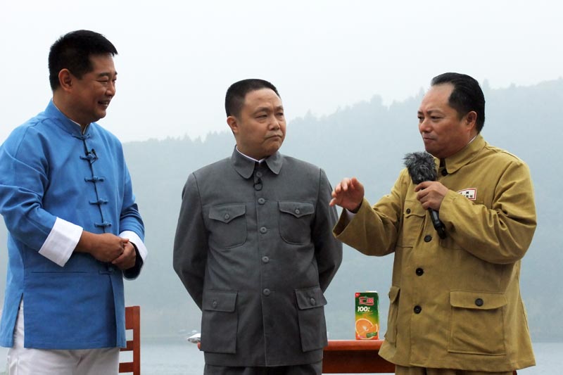 小平同志(特型演员戴宝明)说;发展才是硬道理!