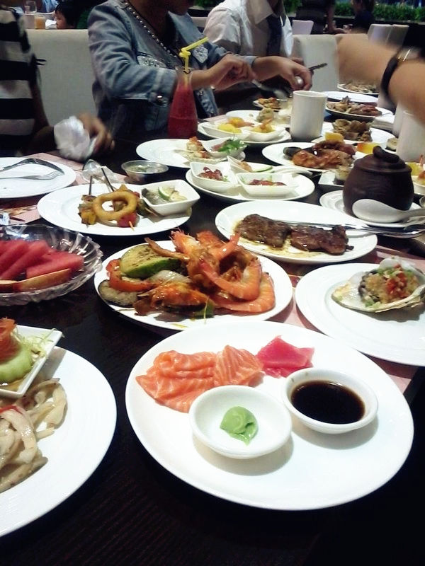 朋友聚会还是吃自助餐巴适,满满一大桌-麻辣美食-四川论坛-麻辣社区