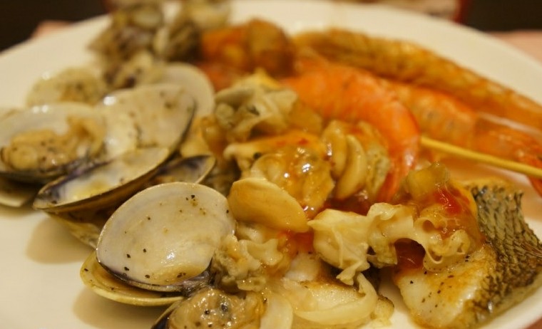 一家扇贝超大的自助餐,广式风味的蒸菜很不错哦