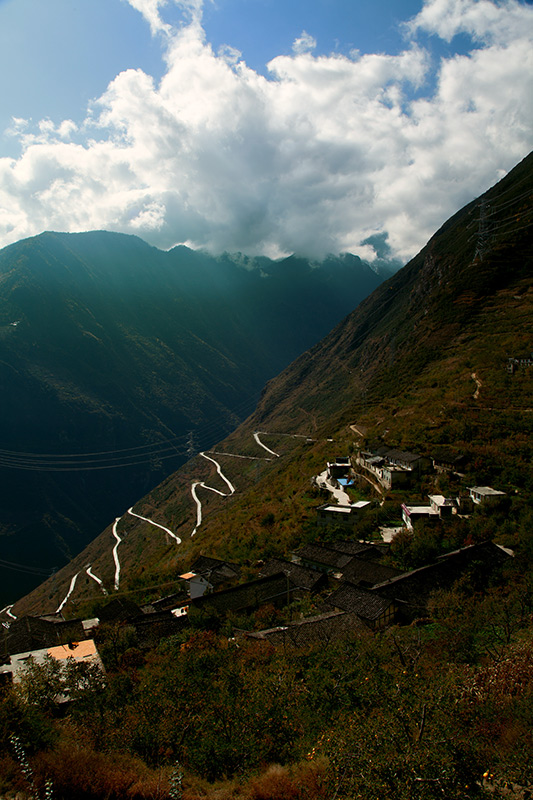 大渡河畔的黄草坪村