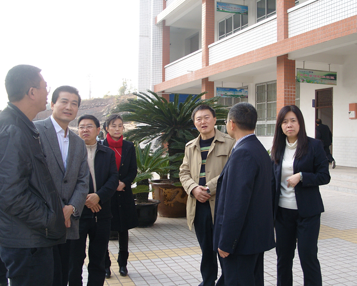 南江四中笑迎四方客 教育教学管理获肯定