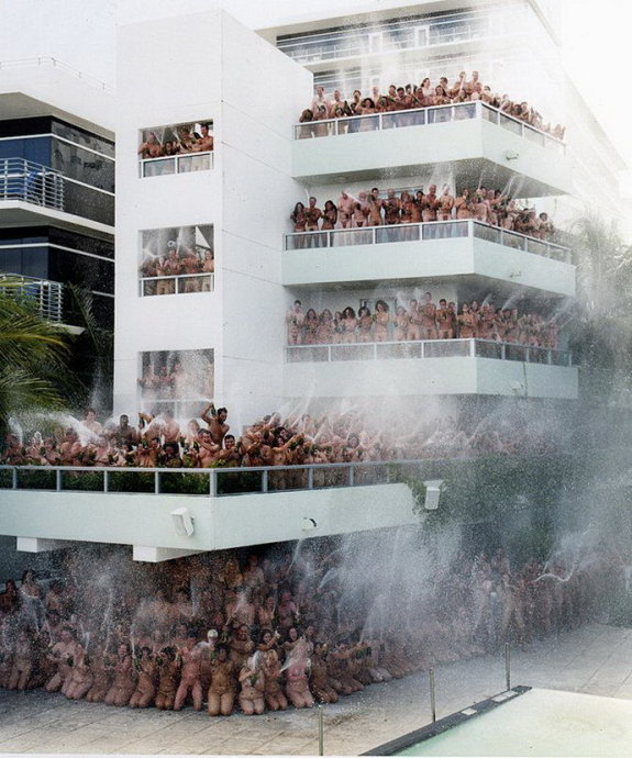 惊爆:十八万人裸体艺术摄影