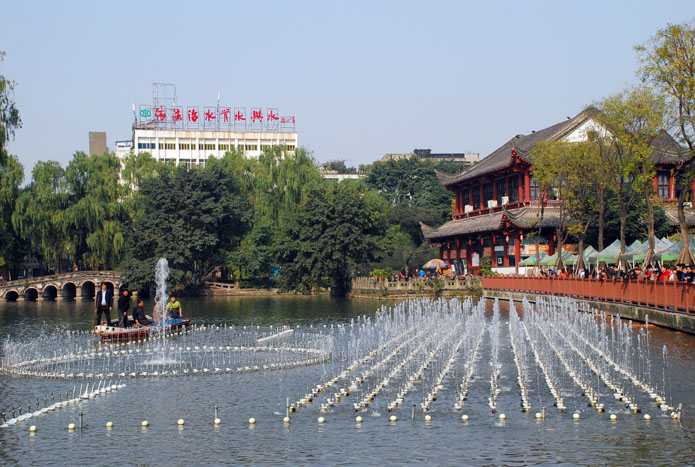 南充北湖公園增添噴泉,市民白天欣賞試運行(圖)