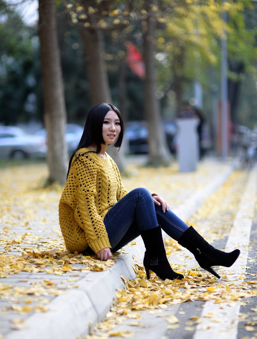 银杏树下的美女