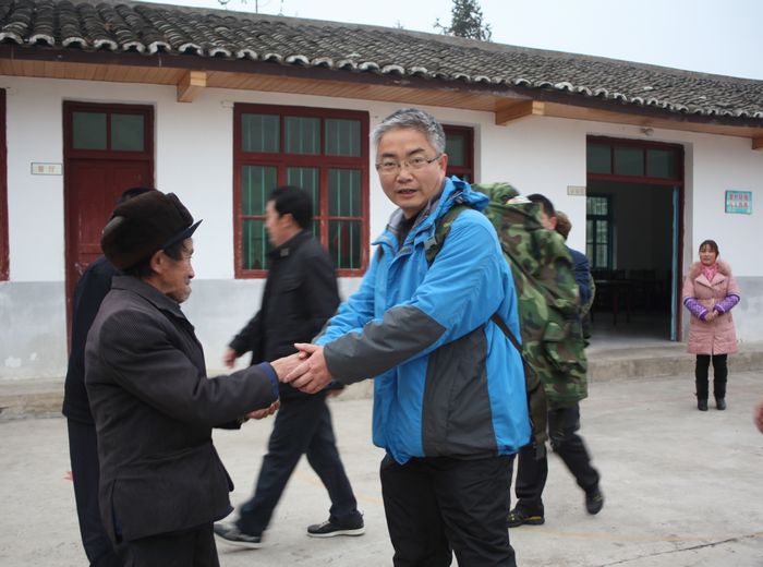 巴中市委宣传部陈兴国部长跟村民手握一起