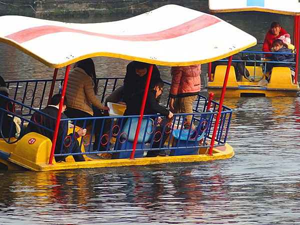 北湖公园摇摇船危险