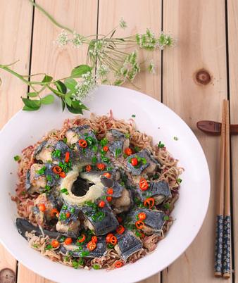 原料:   干萝卜皮丝50克,鳗鱼1根.