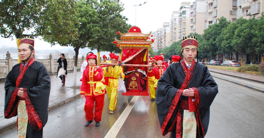 春节:古代大花轿旧俗婚礼重现南部街头(图)