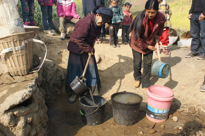 难以想象村民饮用如此井水
