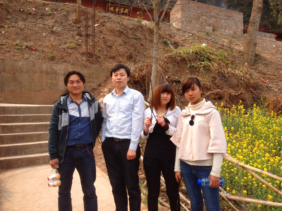 志愿者3月9日在璧山坡捡垃圾,记录那些污染,整