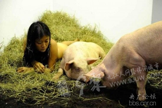 蓬安论坛 69 女人与猪裸睡     网上一组"与猪裸睡"的行为艺术照片