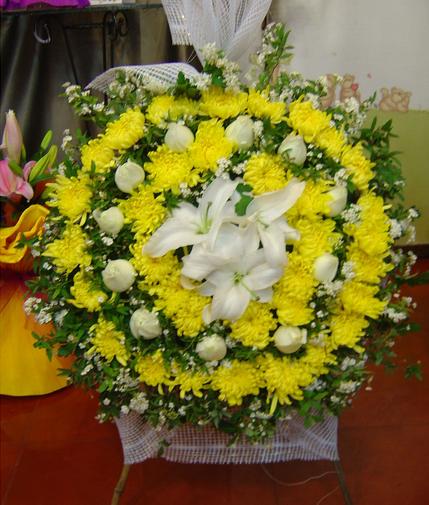 愿孩子一路走好!姐姐就送你一个花环吧.