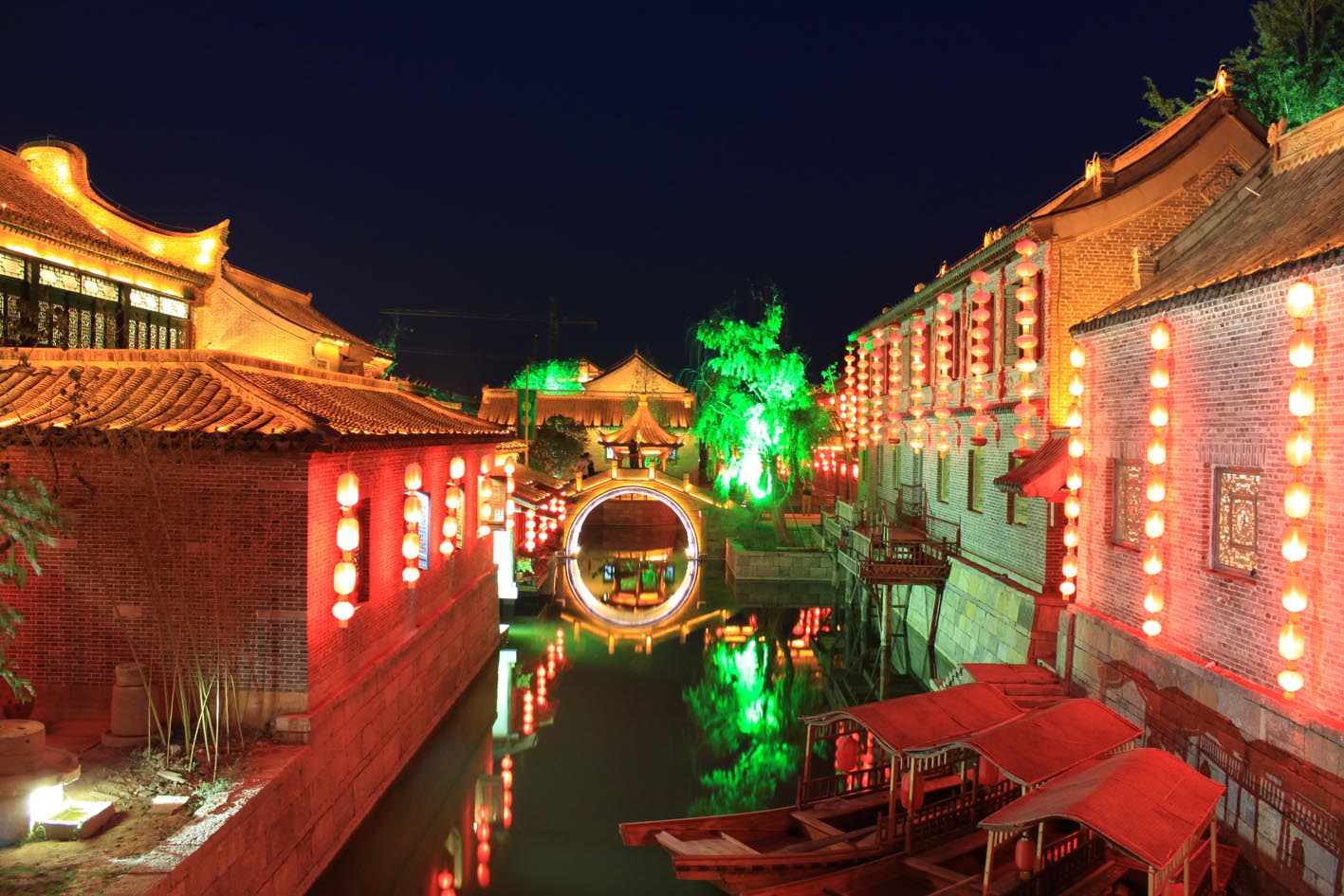 古城醉人舟自横