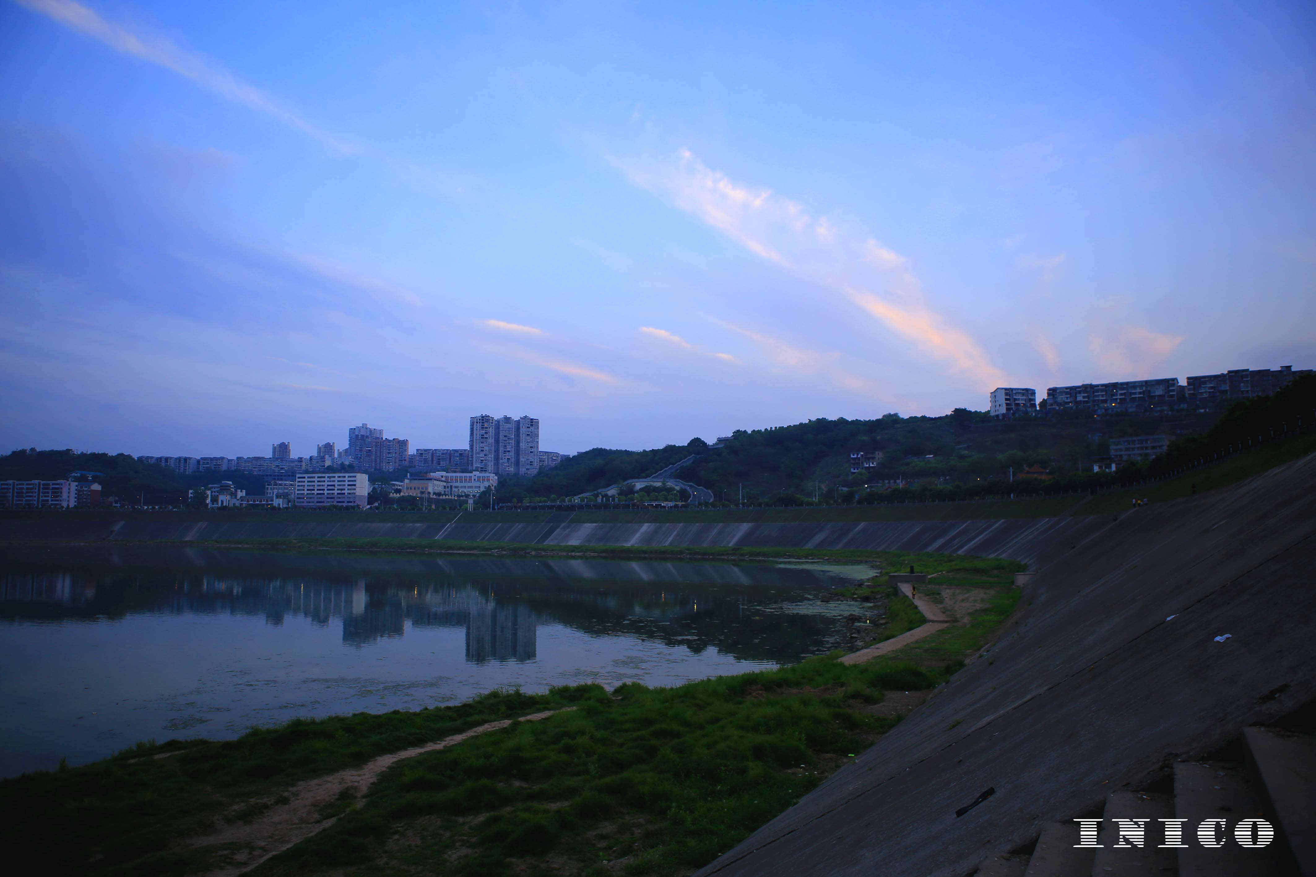 广安滨江路的夜景照片图片