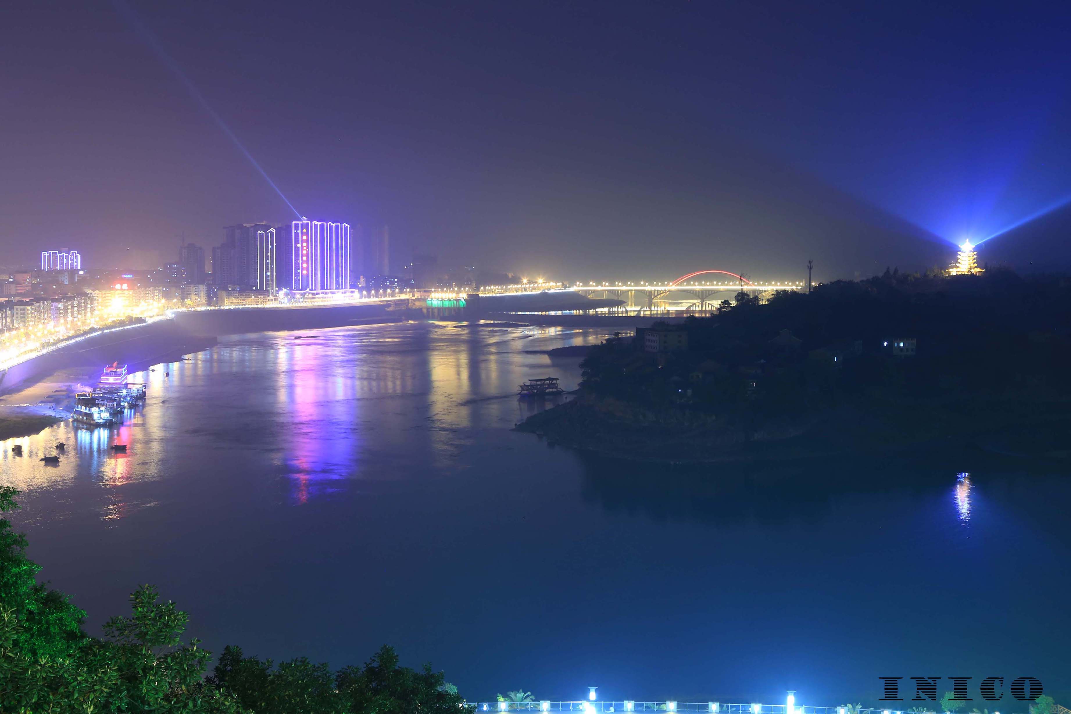 广安滨江路的夜景照片图片