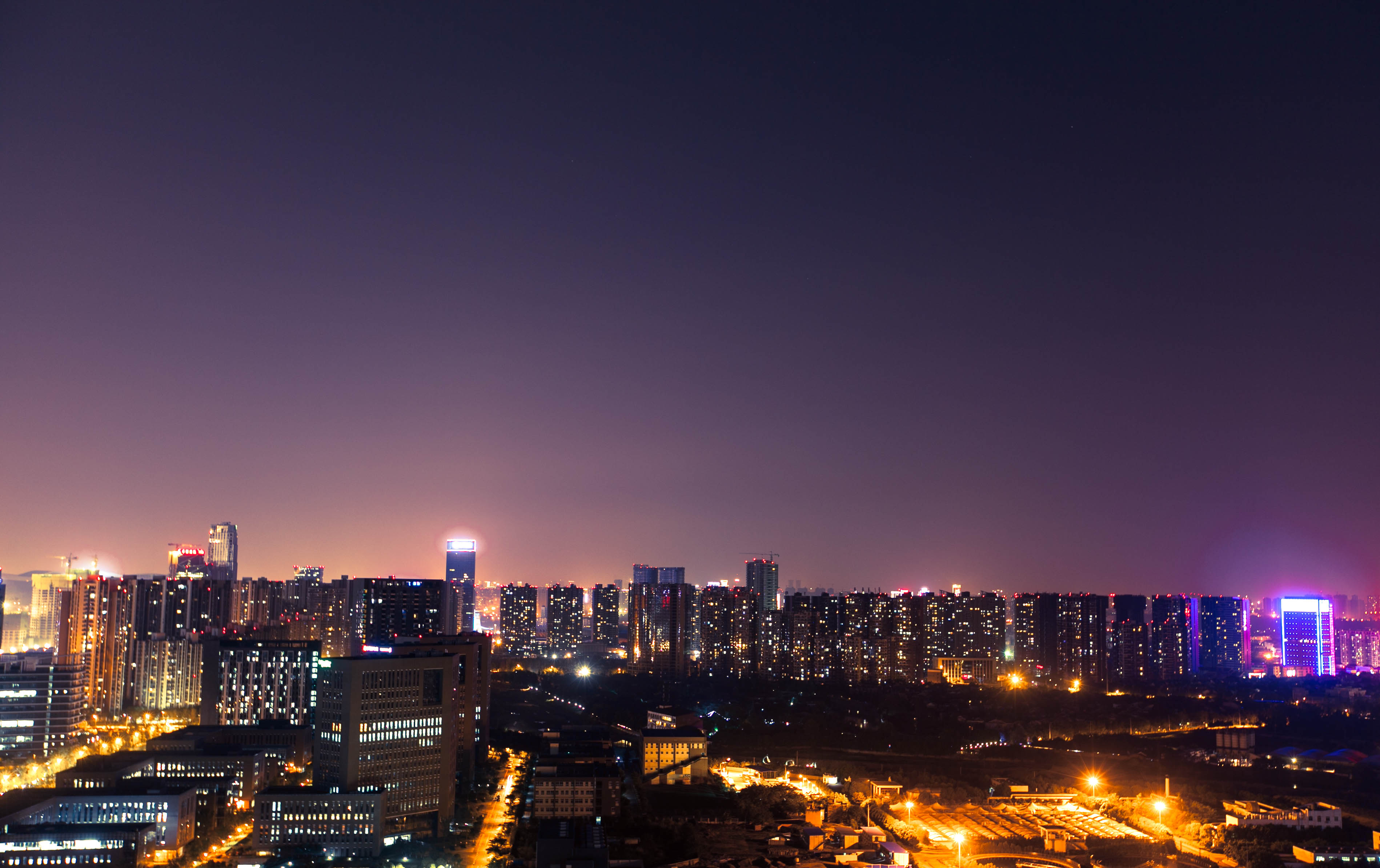 成都等风来夜景图片