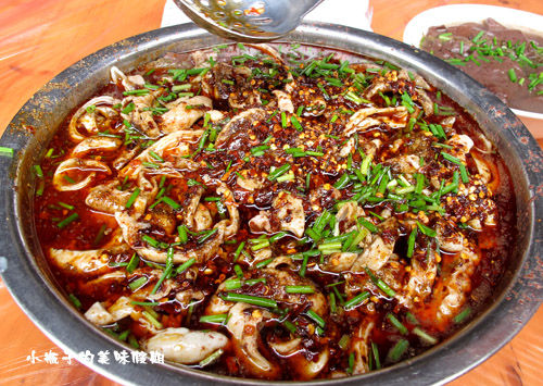 最红火的肥肠血旺吃在大邑新场古镇