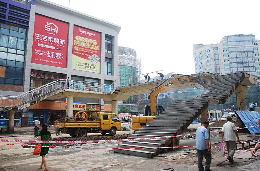 呜呼 五星花园涪江路天桥寿终正寝