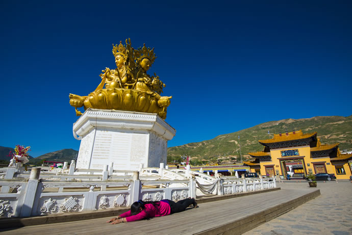 走进金色热贡看大师绘制唐卡感受惊心动魄的原始宗教血祭活动