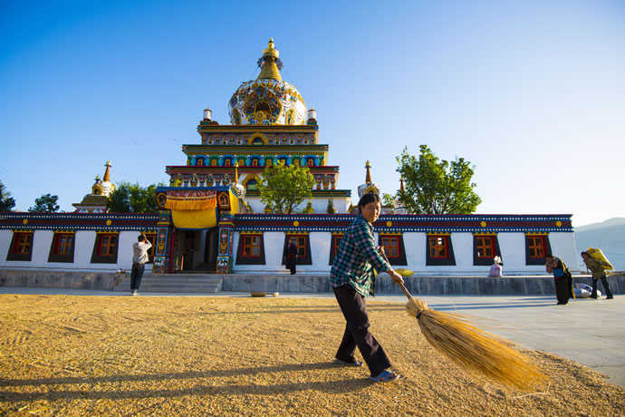 走进金色热贡看大师绘制唐卡感受惊心动魄的原始宗教血祭活动