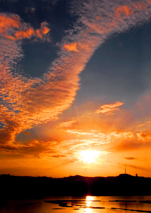 嘉陵江上飞彩霞