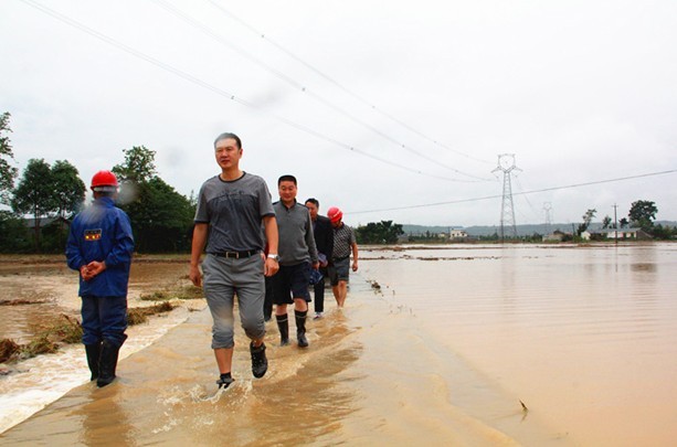 胡德兵赴一线察看灾情