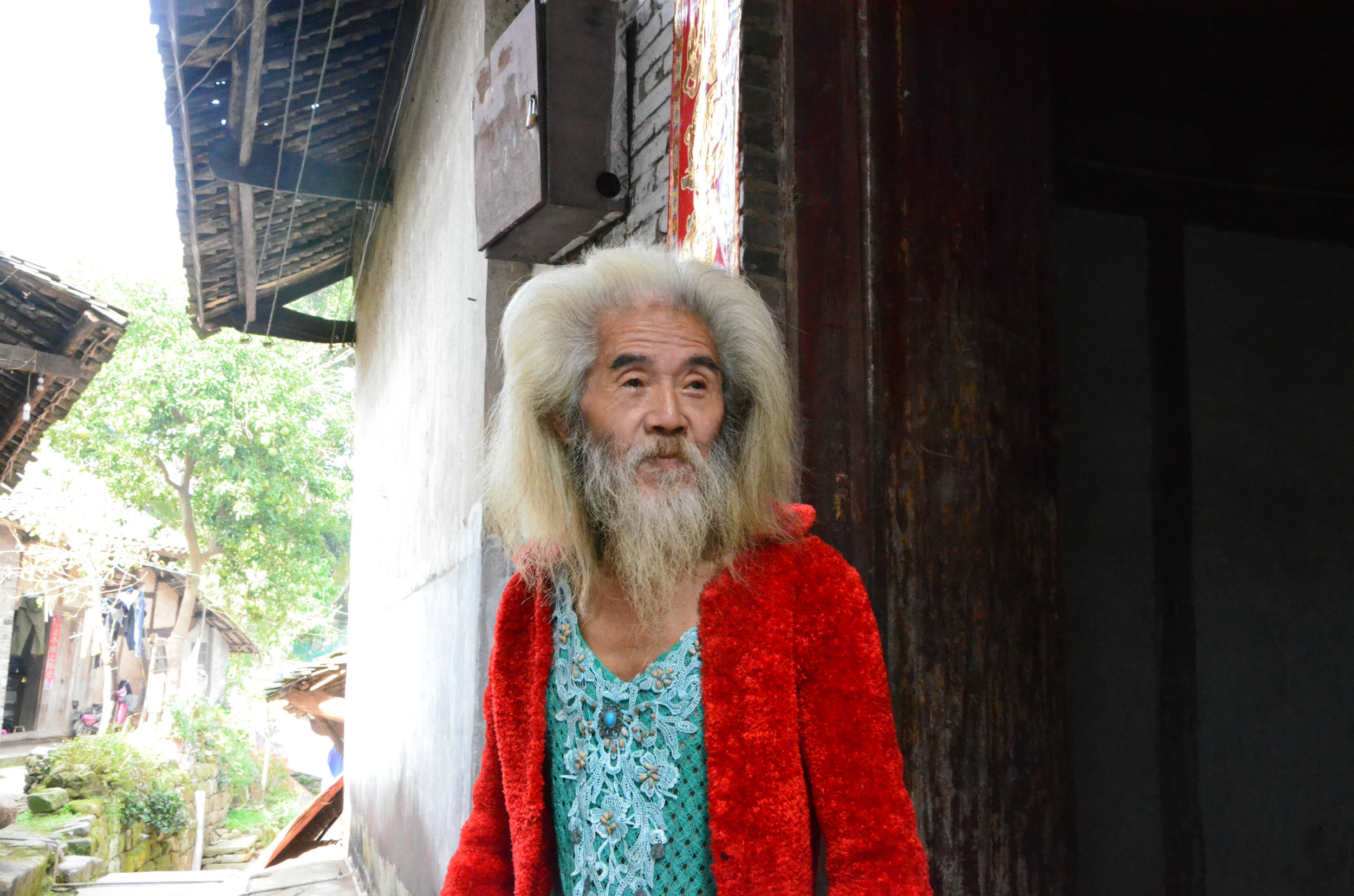游恩阳古镇巧遇白发飘飘的"世外高人",坛友目瞪口呆,仓促撤离