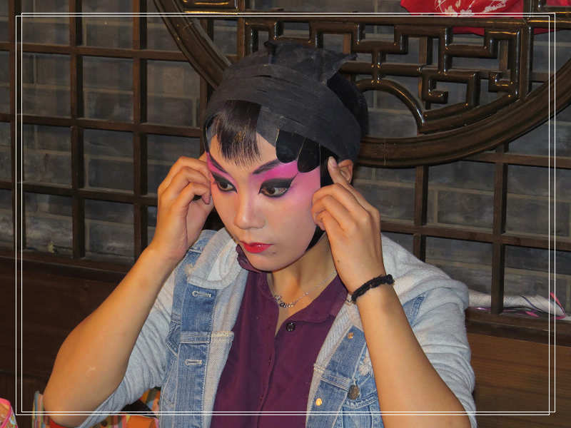 川剧旦角上妆过程