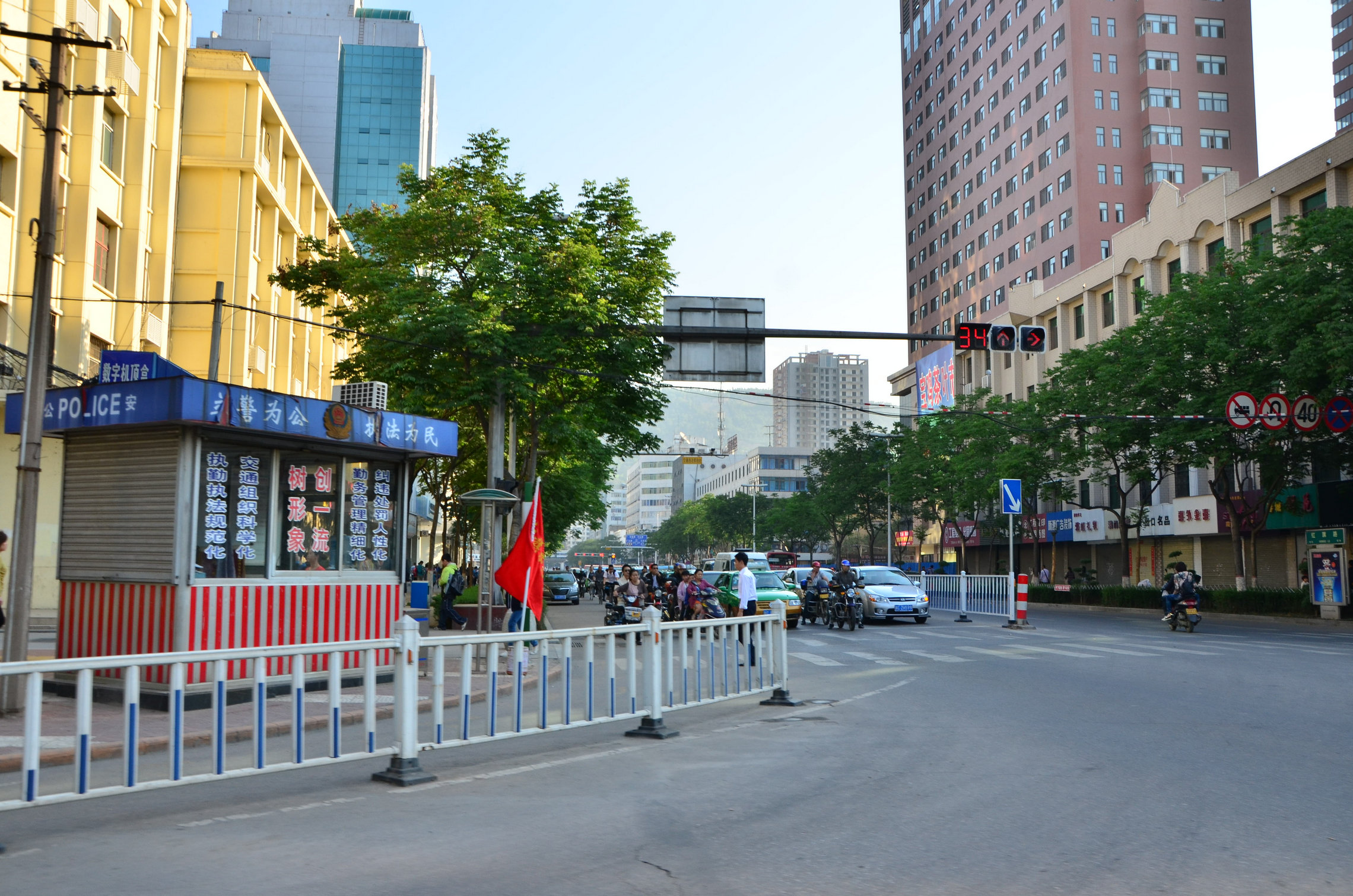 前行是火炬路,右行是广元路.