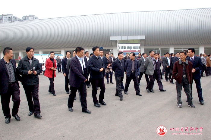 资阳市委副书记,市长邓全忠在简阳市体育中心调研