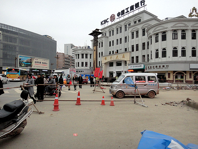 11月11日涪江路没有正式通车 私家车请绕行 连接五星花园路面有个坎