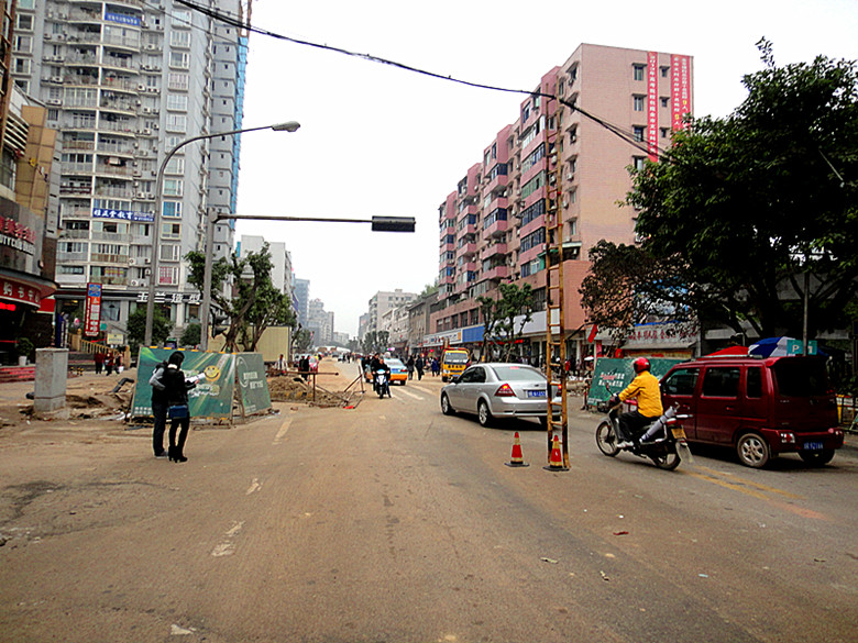 11月11日涪江路没有正式通车 私家车请绕行 连接五星花园路面有个坎