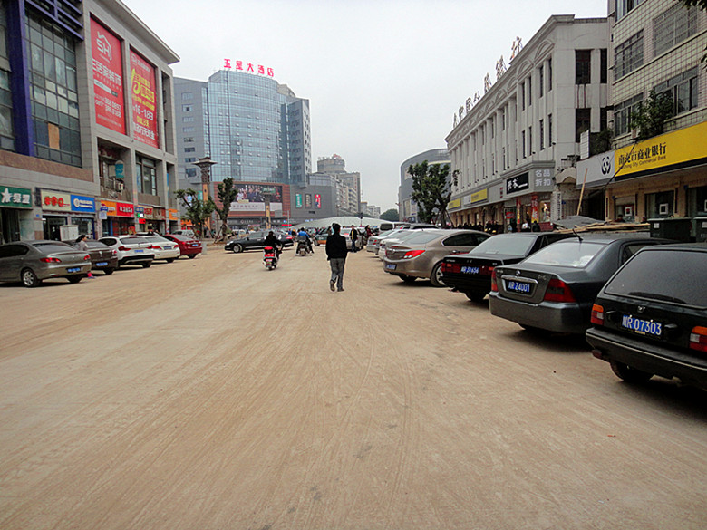 11月11日涪江路没有正式通车 私家车请绕行 连接五星花园路面有个坎