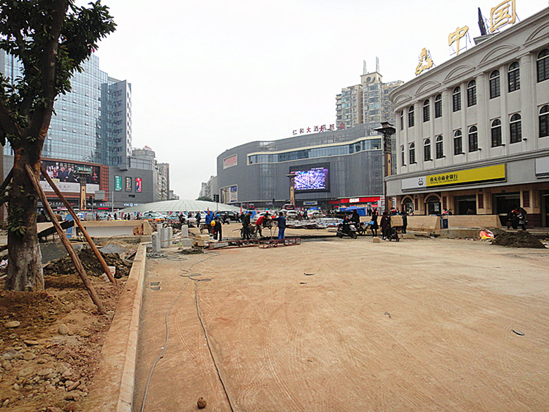 11月11日涪江路没有正式通车 私家车请绕行 连接五星花园路面有个坎