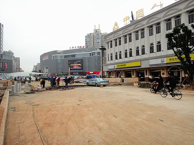 11月11日涪江路没有正式通车 私家车请绕行 连接五星花园路面有个坎