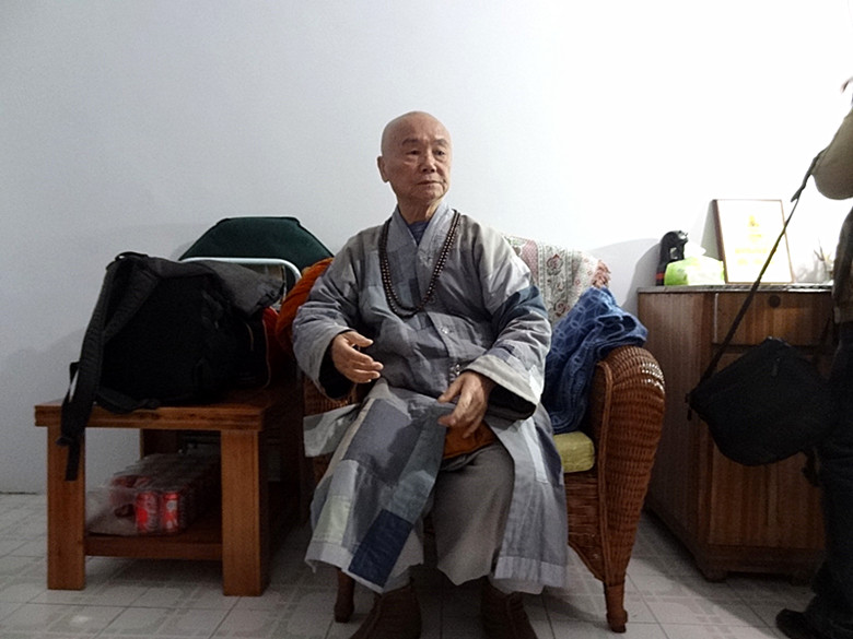 南充"万灵寺 果孝大师 一天只吃一顿饭,晚上睡觉不用床